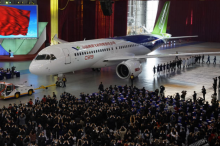 首只国产大型客机C919总装下线 拟2016年首飞