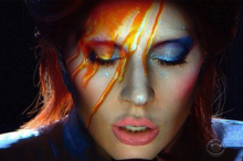 Lady Gaga 在本届格莱美上用“全息投影”刷了一把存在感