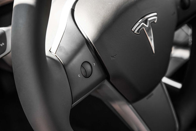 Tesla-Model-3-steering-wheel-controls